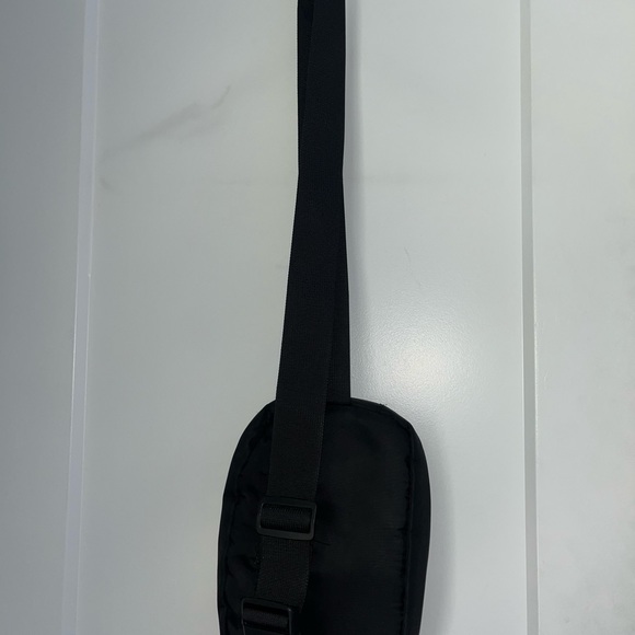 Nike Black Crossbody Bag: Stylish and Practical Accessory - Picture 5 of 7